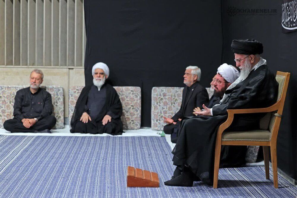 تقارير متضاربة عن وقوع اشتباكات مسلحة قرب مكتب خامنئي في شارع باستور وسط طهران