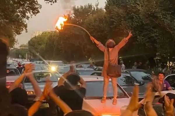 تضامن مع الاحتجاجات الإيرانية على مقتل "مهسا أميني" .. من مطربين مشهورين وسياسيين