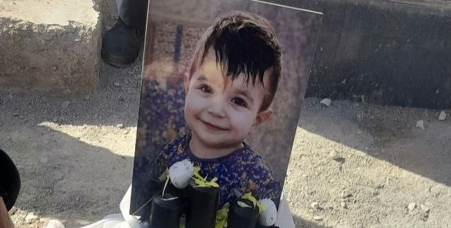 کودکی ۲ ساله که با گلوله ماموران روی دوش پدرش کشته شد