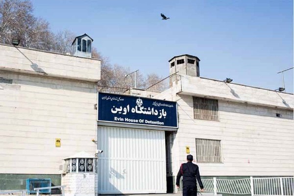 الاعتداء بالسب والضرب المبرح على شقيق معتقلة سياسية في سجن "إيفين" بطهران