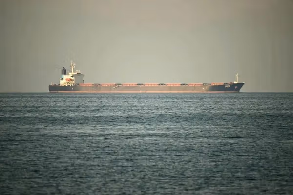 تانکر ترکرز: دو شناور هندی پس از تیراندازی سپاه در تنگه هرمز، مسیر خود را تغییر دادند