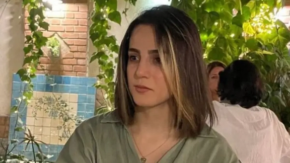 طاطایی، وکیل رویا حشمتی: ۷۴ ضربه شلاق رویا با اتهام «جریحهدار کردن عفت عمومی» اجرا شد