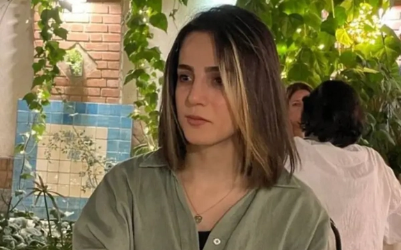 محامي الإيرانية رؤيا حشمتي: 74 جلدة لموكلتي بتهمة "خدش الحياء العام"