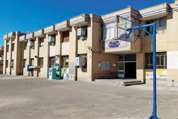 استدعاءات أمنية وتشكيل ملفات قضائية.. أزمة بمدرسة مهنية في إيران بسبب نقص أماكن الدراسة