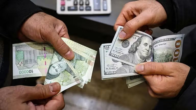 الدولار يقترب من 270 ألف تومان.. أسعار العُملات والذهب تواصل قفزاتها القياسية في إيران