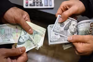 الدولار يقترب من 270 ألف تومان.. أسعار العُملات والذهب تواصل قفزاتها القياسية في إيران