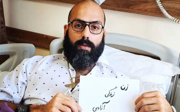 بطل كمال أجسام إيراني يحاول الانتحار في محبسه احتجاجا على سوء الأوضاع في السجن