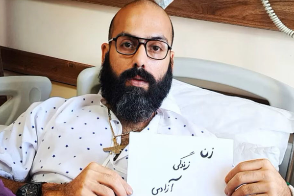 بطل كمال أجسام إيراني يحاول الانتحار في محبسه احتجاجا على سوء الأوضاع في السجن