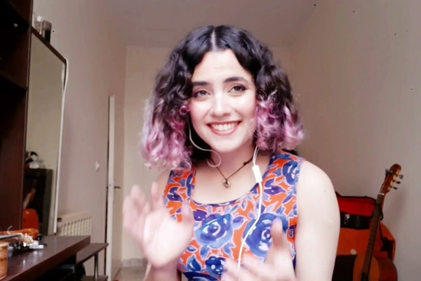 السلطات الإيرانية تشدد حملتها ضد المغنيات وتحظر حساباتهن على وسائل التواصل الاجتماعي