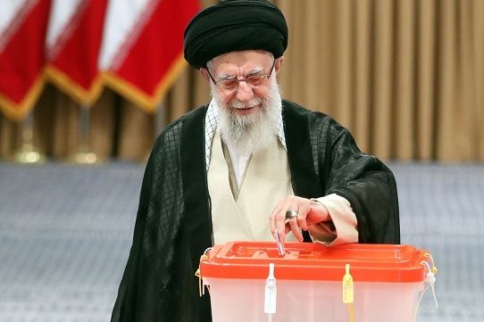 خامنهای برای «گرم» خواندن انتخابات مجبور شد آرای دو مرحله را با هم جمع بزند