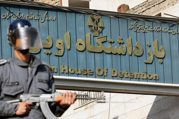 استمرار اعتقال محامين وناشط مدني لرفضهم التعهد بعدم الشكوى ضد المرشد الإيراني