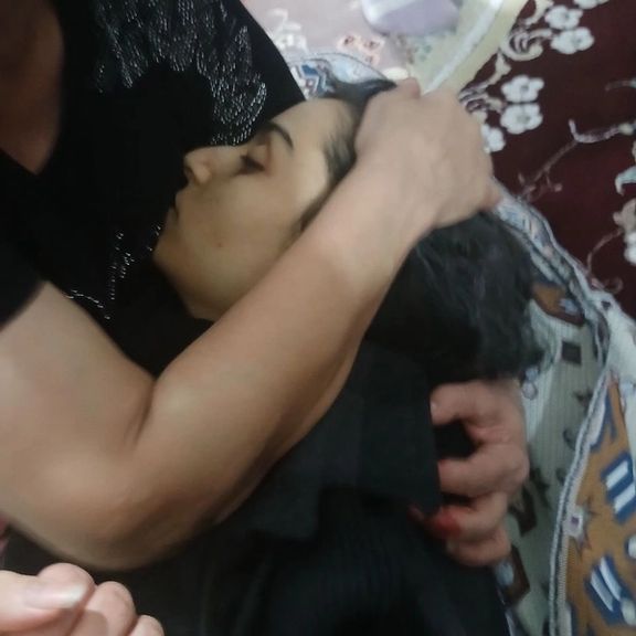 پیکر فائزه مستعان، جوان معترض، پس از کشتهشدن تا صبح در آغوش مادرش ماند