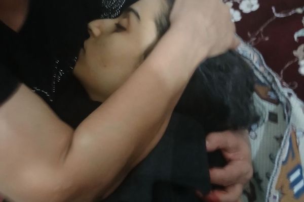 پیکر فائزه مستعان، جوان معترض، پس از کشتهشدن تا صبح در آغوش مادرش ماند