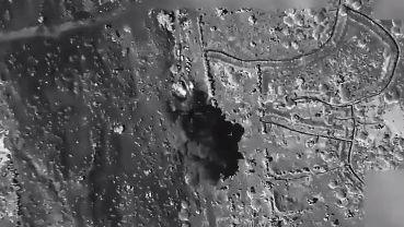 نمایی از حمله هوایی آمریکا به مواضع حوثیها