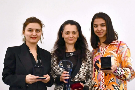 سارا خادمالشریعه، مدال خود را به نیلوفر حامدی و الهه محمدی تقدیم کرد