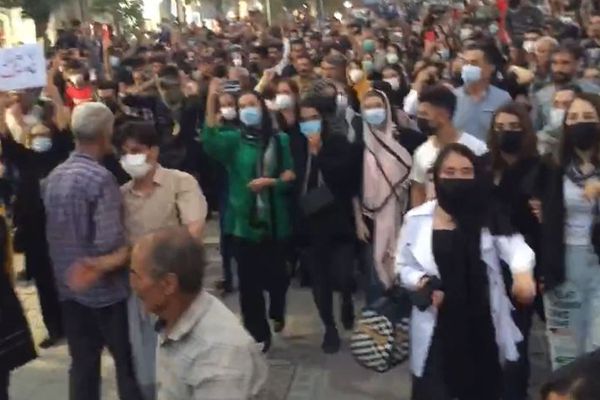 جماعات سياسية تعلن دعمها للاحتجاجات والإضراب اليوم الاثنين في إيران