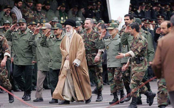 ضابط استخبارات أميركي سابق: العقوبات خلقت سوقا سوداء يديرها أركان النظام في إيران