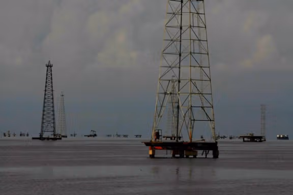 ترامپ: مقامات موقت ونزوئلا ۳۰ تا ۵۰ میلیون بشکه نفت تحریمی را در اختیار آمریکا میگذارند