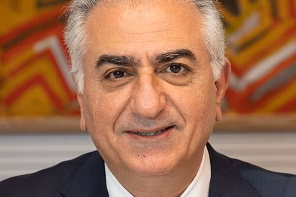 شاهزاده رضا پهلوی: آیین چهارشنبهسوری را در کوچهها و محلههایتان بر پا کنید