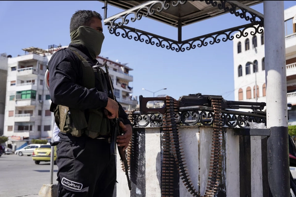 نیروهای امنیتی حکومت سوریه در ورودی شهر لاذقیه، ۲۰ اسفند