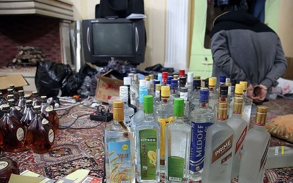 اعتقال ثلاثة أشخاص في إيران بتهمة تصنيع وتوزيع مشروبات كحولية مغشوشة