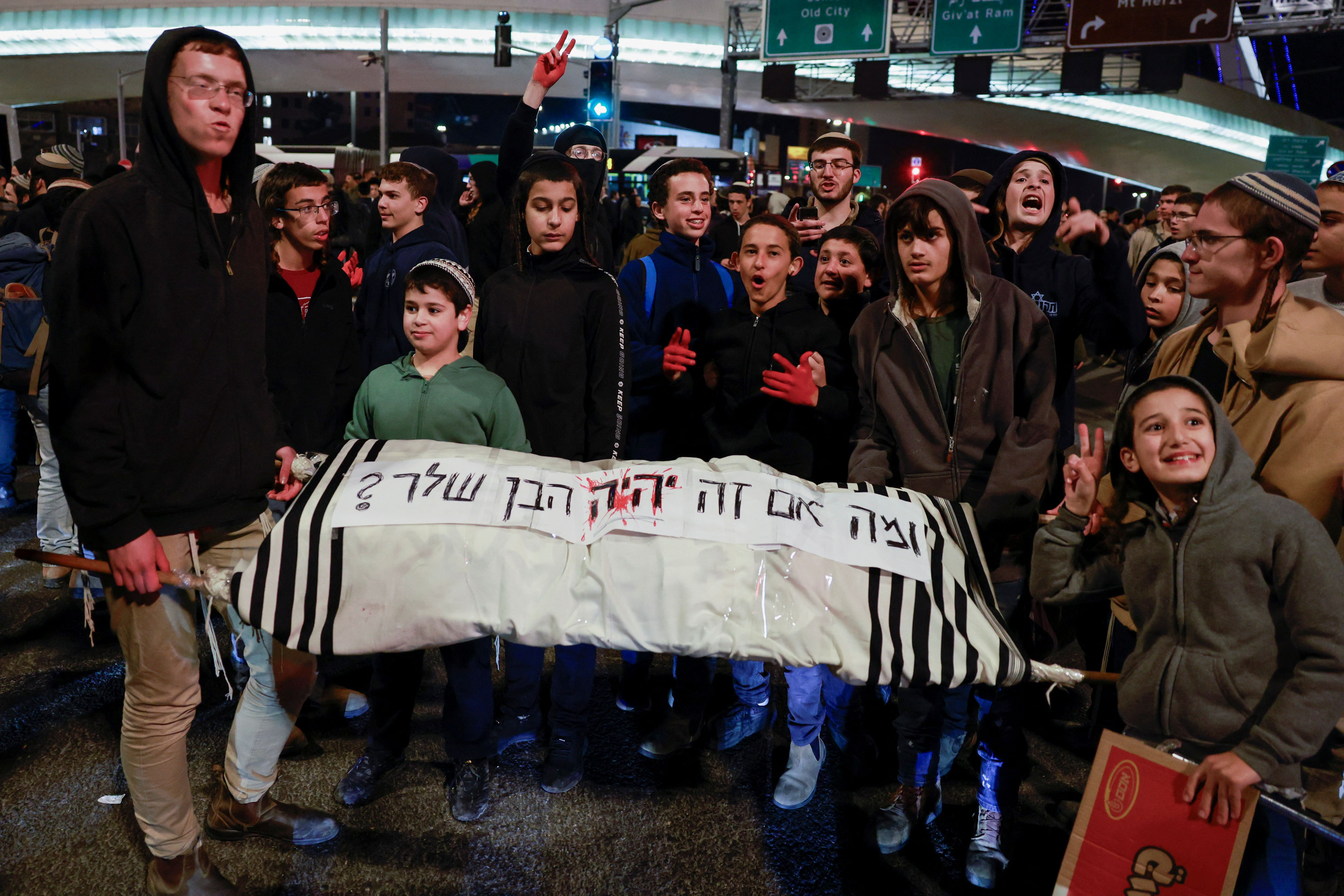 برخی از شهروندان اسرائیل با استفاده از ماکت تابوت، به توافق اعتراض کردند 