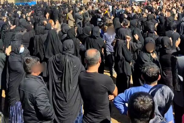 المحتجون الإيرانيون يشيعون ضحاياهم.. ووالدة طفل قتيل تصف النظام بـ"القاتل"