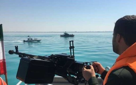 رژه شناورهای سپاه پاسداران پس از استقرار بمبافکنهای بی٢ آمریکا در پایگاه اقیانوس هند