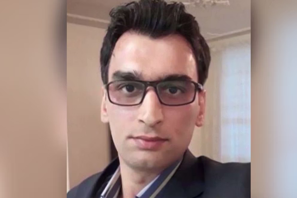 والدة معتقل سياسي إيراني تعلن نقله من السجن إلى أحد مقرات وزارة الاستخبارات