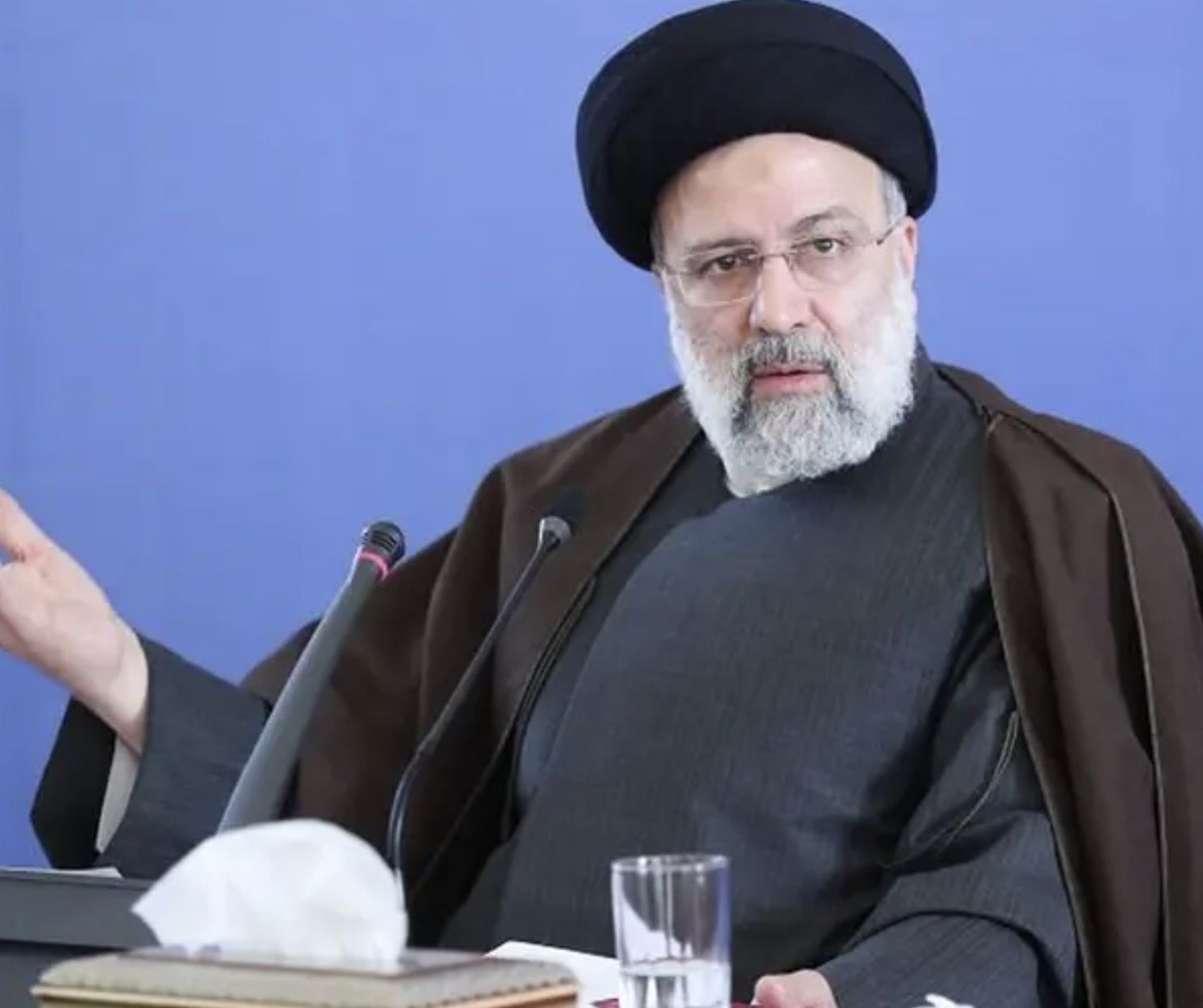 استطلاعات رأي: تراجع شعبية "رئيسي" بشكل كبير ونصف الشباب يريدون الهجرة من إيران