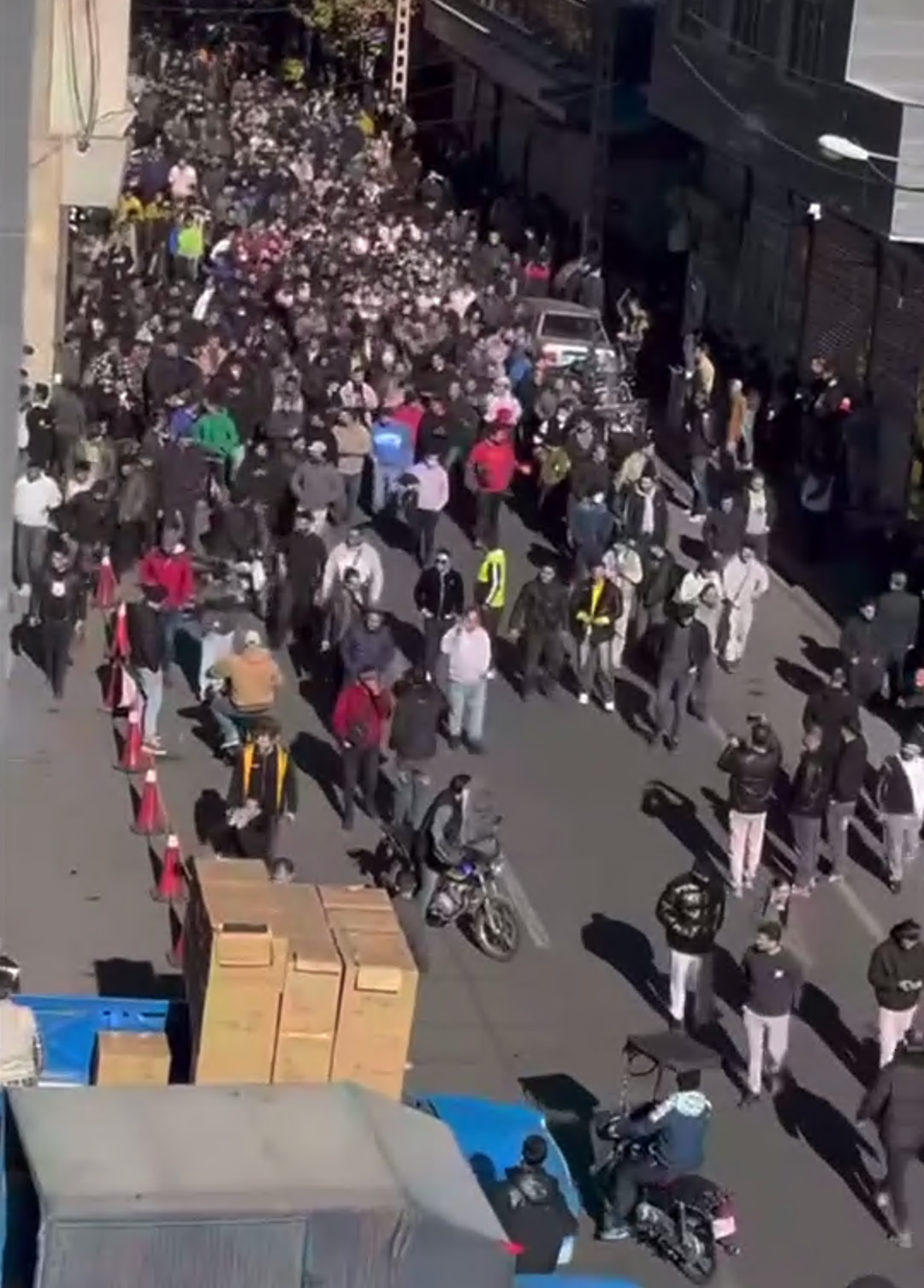 ماموران امنیتی جمهوری اسلامی با گاز اشک‌آور به بازاریان معترض در تهران حمله کردند