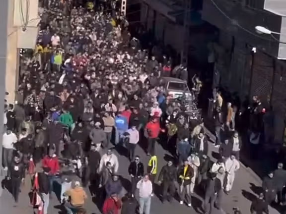 ماموران امنیتی جمهوری اسلامی با گاز اشکآور به بازاریان معترض در تهران حمله کردند