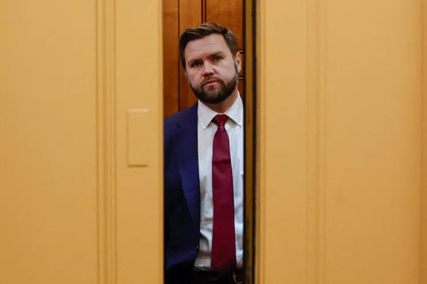 ترامب يطمئن سلطان عُمان: نائب الرئيس الأميركي لن يشارك في مفاوضات السبت مع إيران