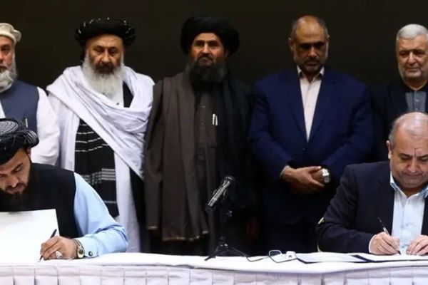 إيران وطالبان توقعان مذكرات تعاون اقتصادي.. رغم التوتر السياسي حول المياه
