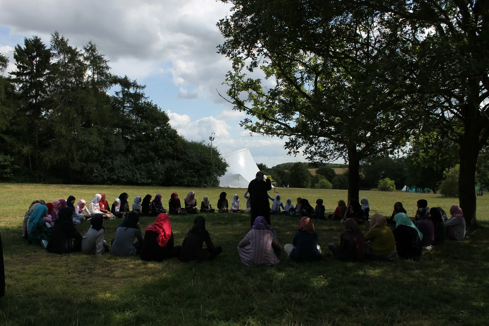 دعوات في بريطانيا لإلغاء معسكر صيفي للأطفال  تنظمه جماعة مرتبطة بالنظام الإيراني