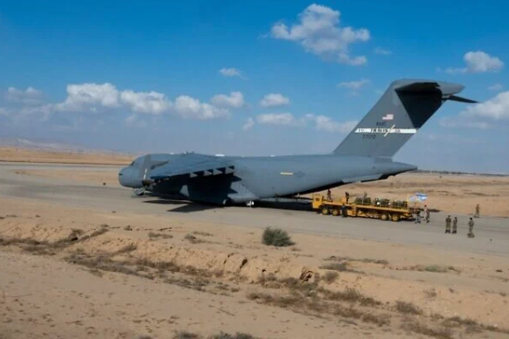 سربازان آمریکایی در حال تخلیه محموله یک هواپیمای ترابری ارتش آمریکا در پایگاه نواتیم در جنوب اسرائیل