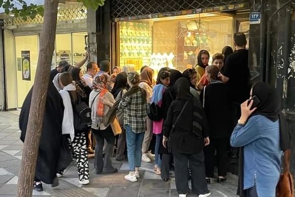 People queue to buy gold jewlery in Tehran