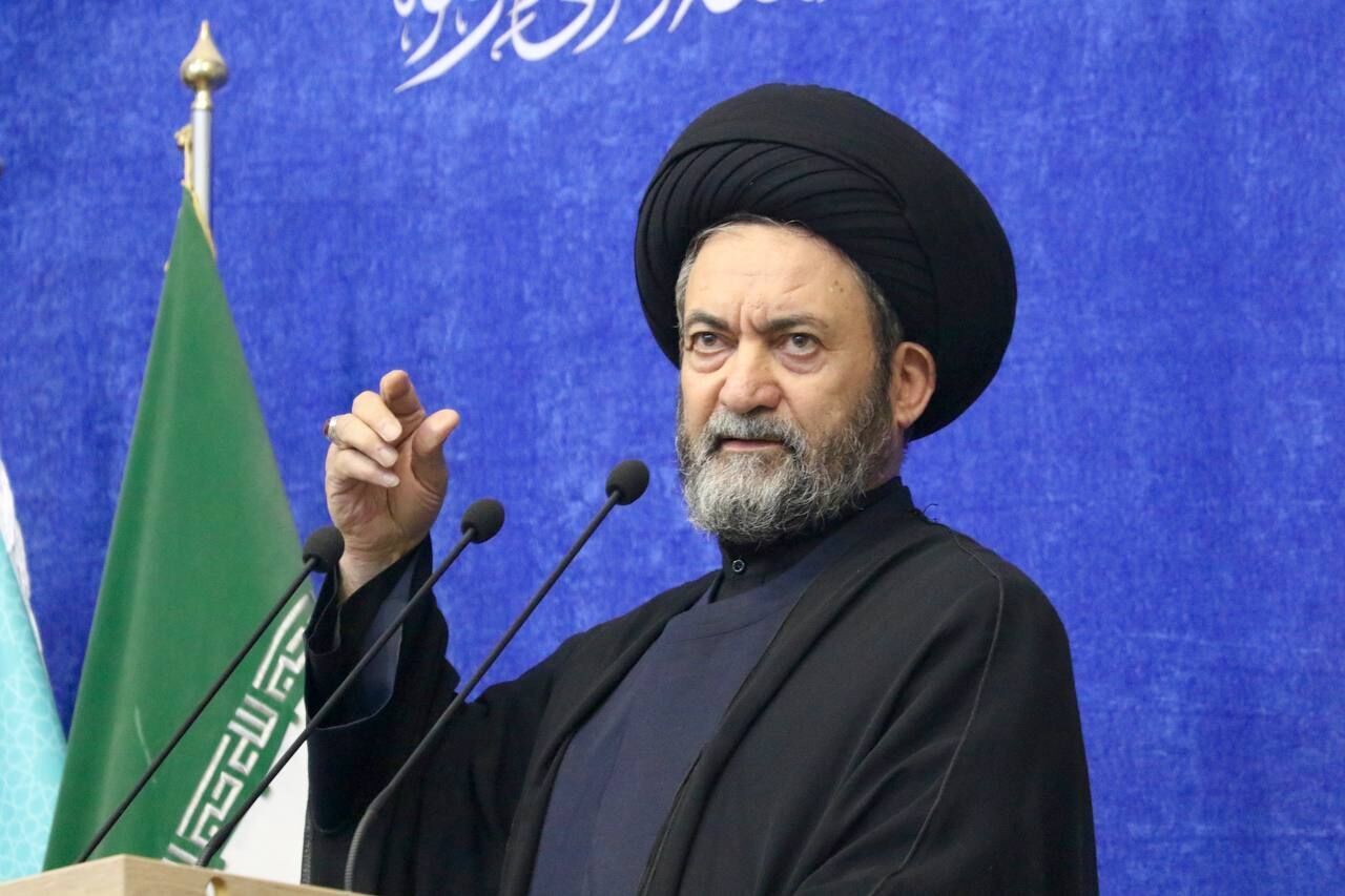 امام جمعه اردبیل: ترامپ با عقب&zwnj;نشینی&zwnj;های مکرر، در حال بلند کردن پرچم سفید است