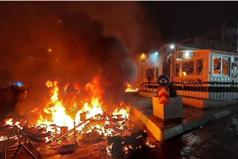 النظام الإيراني يقطع خدمة الإنترنت في جميع أنحاء البلاد