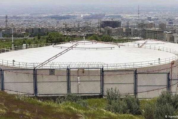 بلومبرغ ووول ستريت جورنال: تخزين النفط في إيران يواجه أزمة حادة بعد"تقييد موانئها" بحريًا