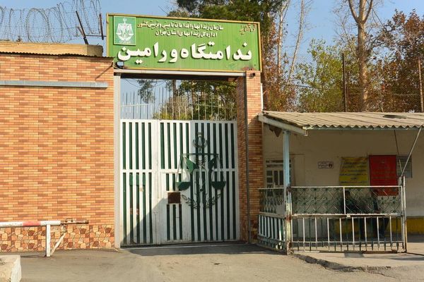 غرف مكتظة وانقطاع للمياه وانتشار للحشرات.. أوضاع كارثية للسجناء في إيران