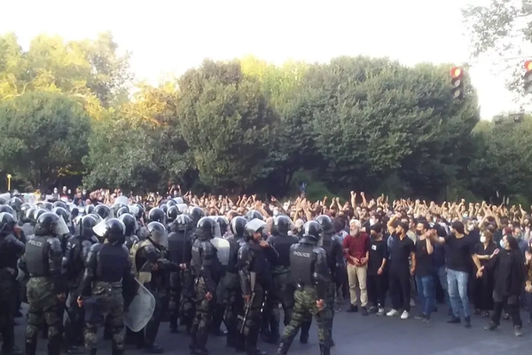 سحق الحريات وزيادة الاعتقالات والإعدامات.. النظام الإيراني يواصل قمع انتفاضة "مهسا أميني"