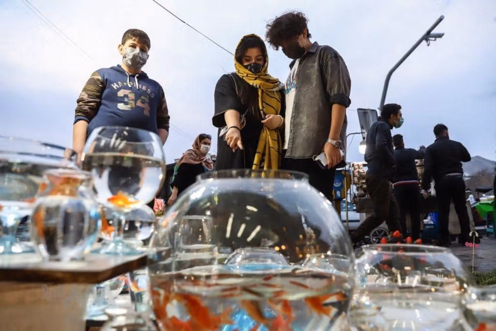 سایه جنگ و بحران اقتصادی بر حالوهوای نوروز در ایران