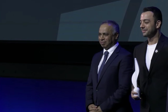 Iran International’s executive editor, Aliasghar Ramezanpoor and TV host Pouria Zeraati accepting the 2024 Geneva Summit Courage Award