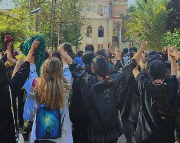 "الغارديان": حرمان 60 طالبة على الأقل في إيران من التعليم.. لرفضهن الحجاب الإجباري