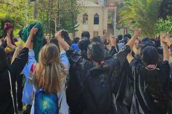 "الغارديان": حرمان 60 طالبة على الأقل في إيران من التعليم.. لرفضهن الحجاب الإجباري