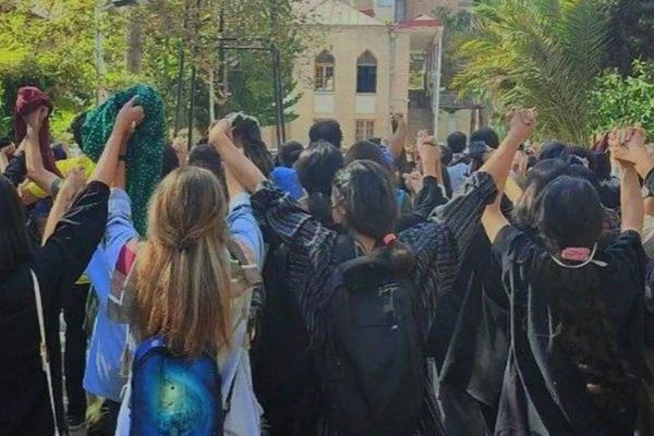 "الغارديان": حرمان 60 طالبة على الأقل في إيران من التعليم.. لرفضهن الحجاب الإجباري