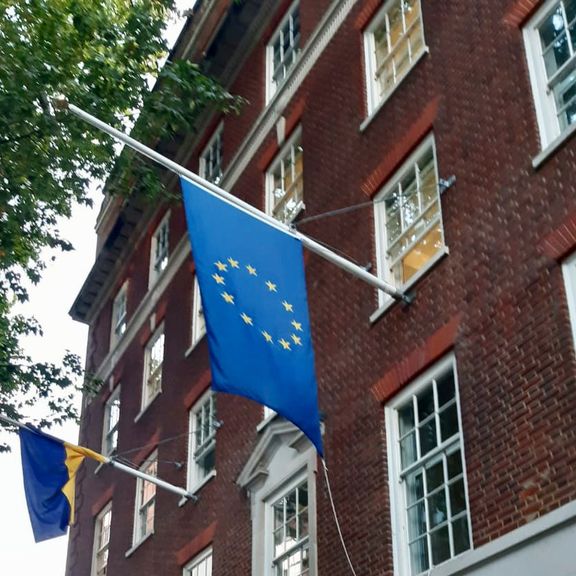 نمایندگیهای اتحادیه اروپا به یاد ملکه بریتانیا پرچمهای خود را نیمهبرافراشته کردند