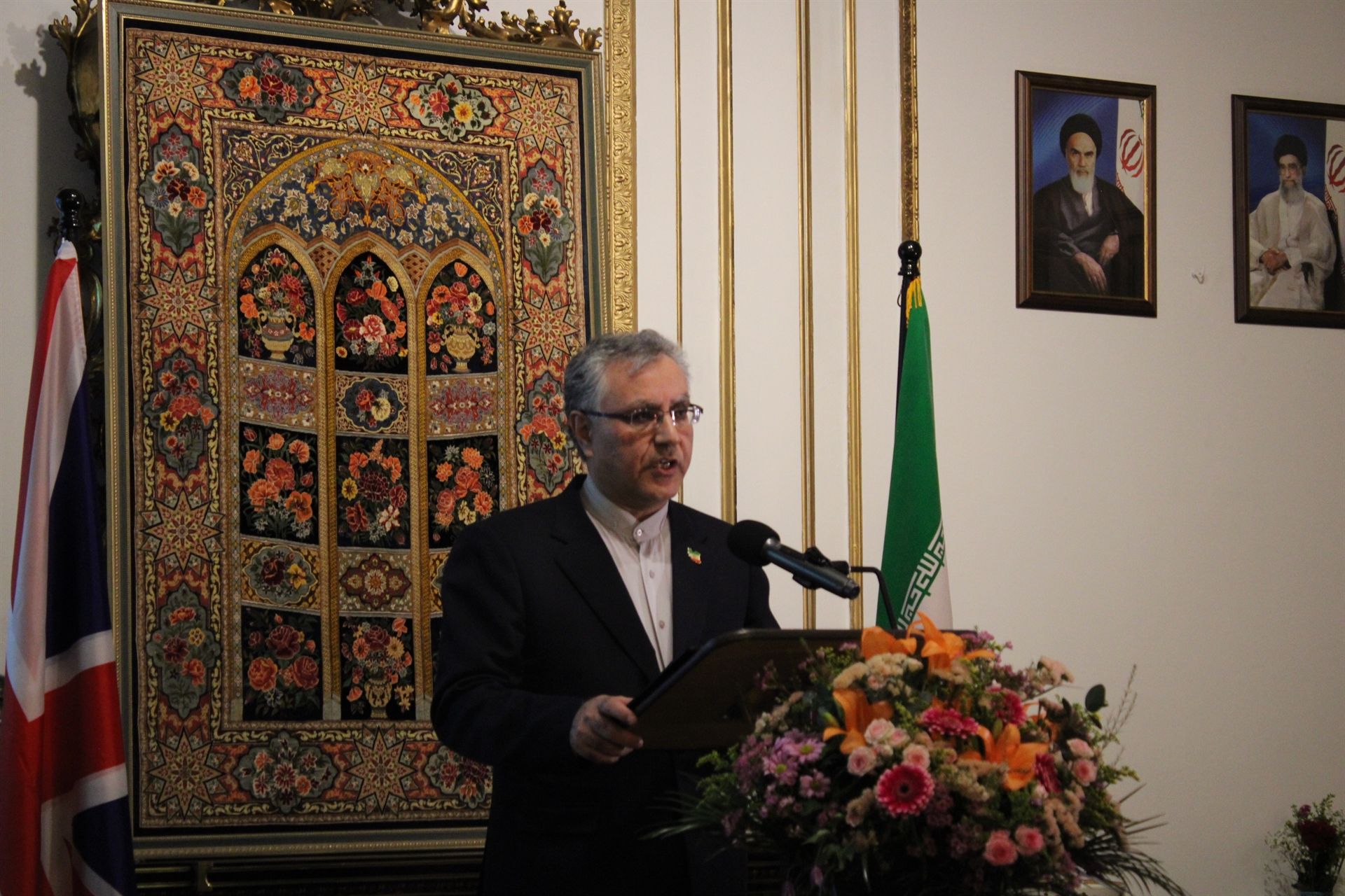 حضور کارکنان وزارت خارجه بریتانیا در جشن پیروزی انقلاب اسلامی یک ماه پس از کشتار دی ماه 