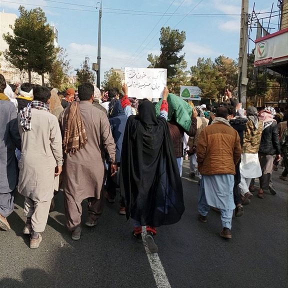 حضور واسع لنساء البلوش في احتجاجات زاهدان يرفعن شعارات تندد بجرائم النظام الإيراني